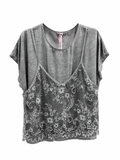 Camiseta gris con top de encaje superpuesto